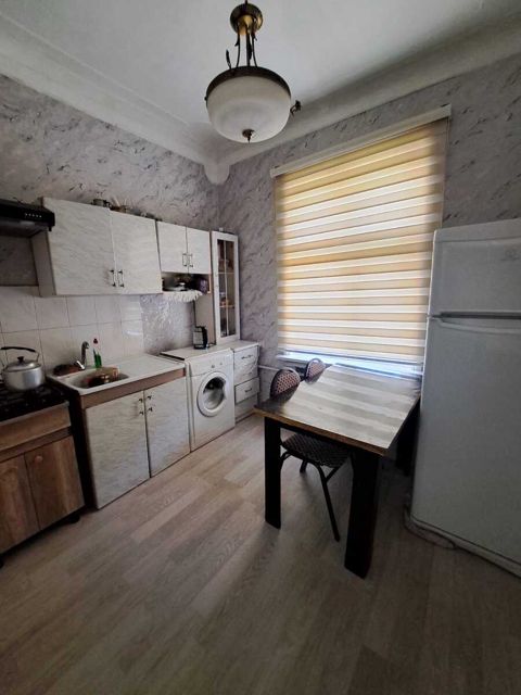 Satılır 2 otaqlı köhnə tikili 65 m² — Bakı
