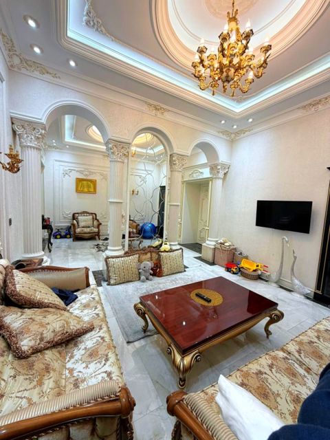 Satılır 4 otaqlı köhnə tikili 215.5 m² — Bakı