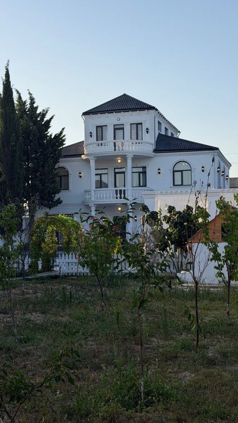 Satılır 6 otaqlı həyət evi/bağ evi 300 m² — 550 000 ₼ · Bakı · Ev, villa Satılır 6 otaqlı həyət evi/bağ evi 300 m² — Bakı
