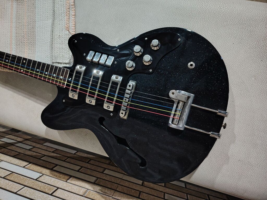 Elektrik gitar – yarımdənə (semi-hollow) korpuslu, parıltılı qara — Gitarlar və digər simli alətlər, Digah (3)