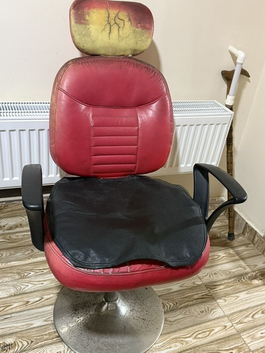 Salon kreslosu – qırmızı süni dəridən, baş dayaqlığı və qoltuqaltıları — Kreslo, Masazır