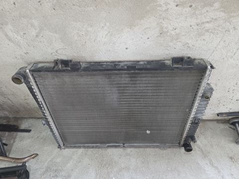 Avtomobil radiatoru mercedes 2.3 motorun Orginal ustde gelendir ideal — Saray