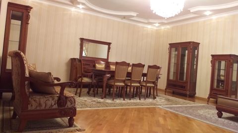 Satılır 9 otaqlı həyət evi/bağ evi 452 m² — 465 000 ₼ · Bakı · Ev, villa Satılır 9 otaqlı həyət evi/bağ evi 452 m² — Bakı