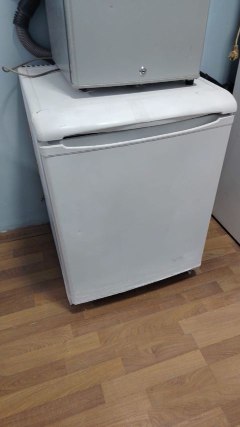 Kompakt bir kameralı masaüstü soyuducu - Tip: Mini soyuducu (üstdən — Bakı