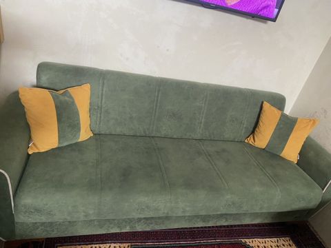 Yaşıl rəngli üçoturacaqlı divan - Yumşaq, toxumalı parça üzlüklü — Qobu