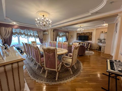 Satılır 5 otaqlı yeni tikili 240 m² — Bakı