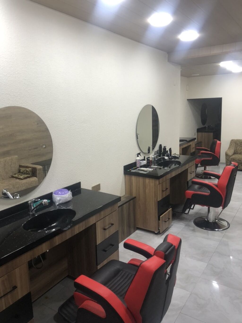 Merdekanda tarqovu adlanan yerde berber yeri arendaya verilir — Salon mebeli, Digah (2)