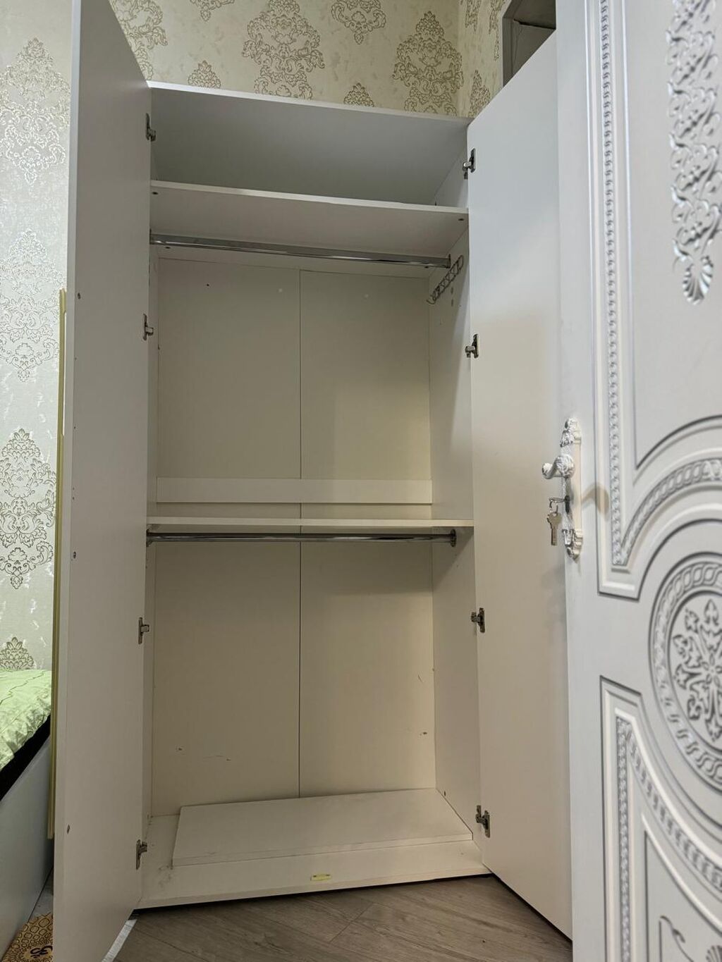 Ağ rəngli iki qapılı paltar dolabı - Minimalist dizayn, düz səthlər — Şkaflar, Digah (3)
