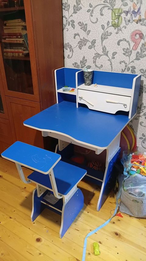 Uşaq üçün yazı masası və oturacaq dəsti. Masa mavi-ağ rəng — Şirvan