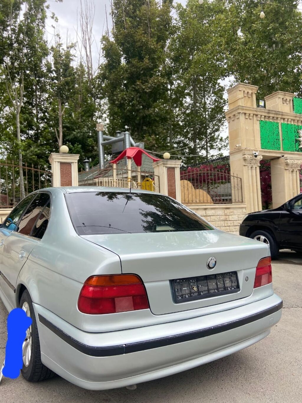 BMW 5 Seriyası (E39) sedan - Kuzov: gümüşü rəng, 4 qapı, arxa — Avtomobillər, Qobustan (2)