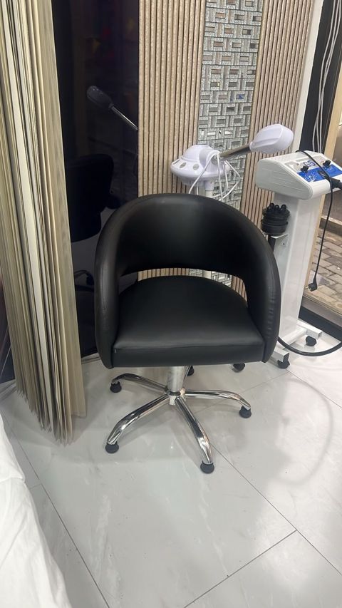 Salon kreslosu satılır 150 AZN iwlenmiyib Bineqedi*AFA 3054 — 150 ₼ · Bakı · Kreslo Salon kreslosu satılır 150 AZN iwlenmiyib Bineqedi*AFA 3054 — Bakı