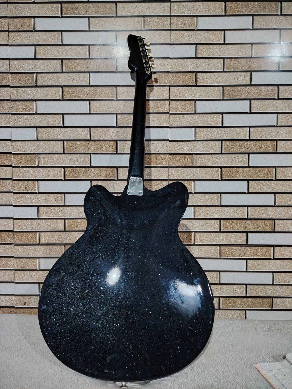 Elektrik gitar – yarımdənə (semi-hollow) korpuslu, parıltılı qara — Gitarlar və digər simli alətlər, Digah (2)