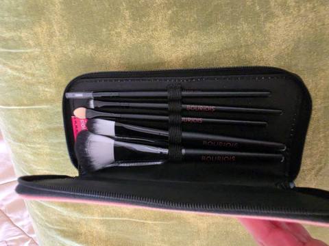 Bourjois makiyaj fırçaları dəsti – kompakt əl çantaya rahat yerləşir — Bakı