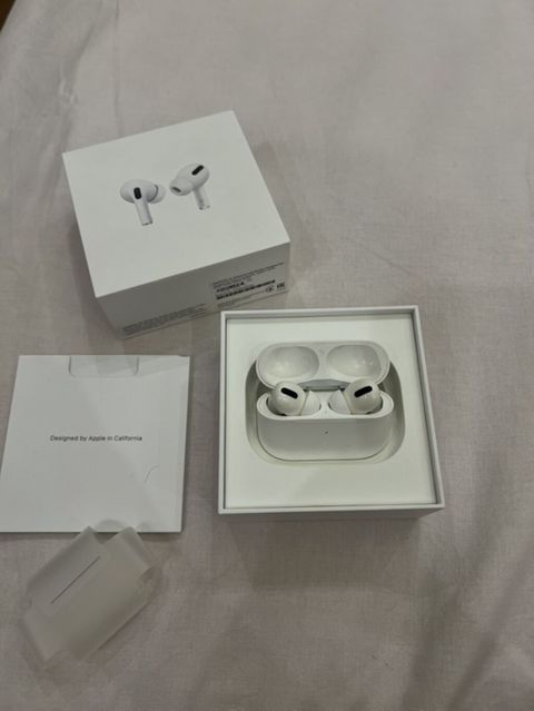 Apple AirPods Pro 1, case islemir, qulaqliqlar tam isleydi, hamsi bir — Bakı