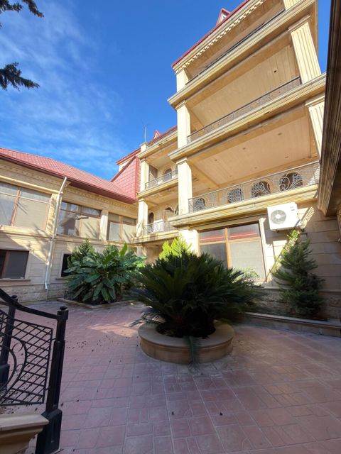 Satılır 10 otaqlı həyət evi/bağ evi 1000 m² — 900 000 ₼ · Bakı · Ev, villa Satılır 10 otaqlı həyət evi/bağ evi 1000 m² — Bakı