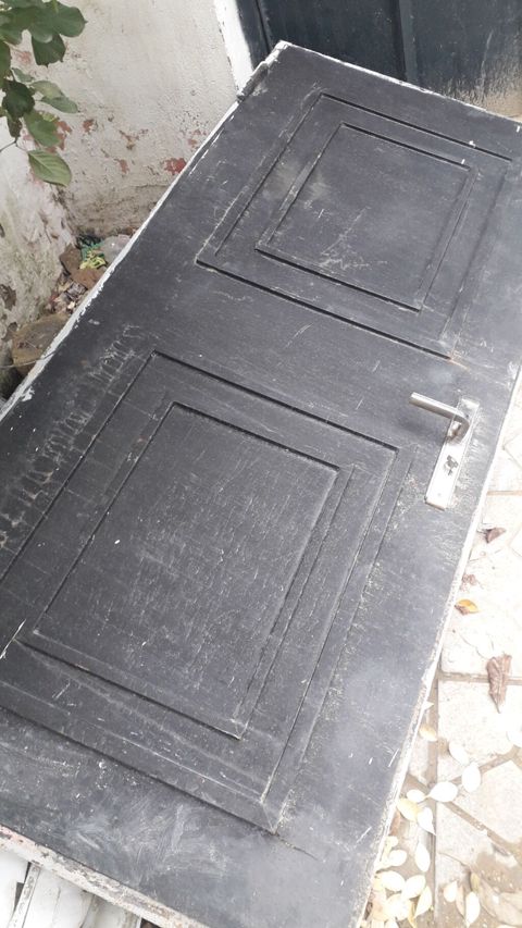 Qapı – qara rəng, dəstək və kilid yeri ilə - Material: Ağaş əsaslı — Masazır