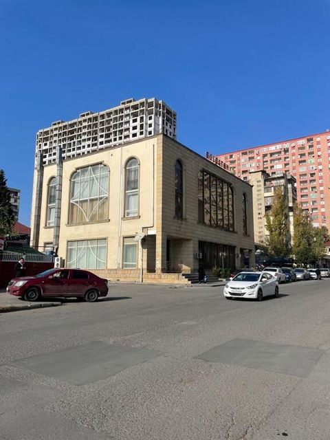 Satılır obyekt 1800 m² — Bakı