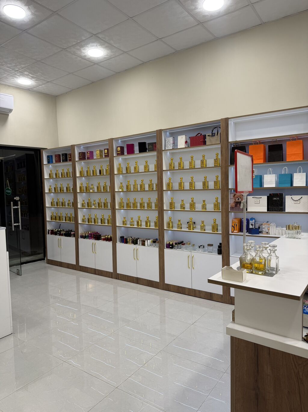 Curly Parfum mağazası Hazır biznes satılır Unvan Yeni Ramana — Əmlak, Digah (4)