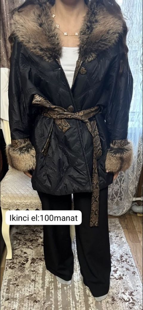 Qadın üst geyimləri paketi 1) Qara qısa paltok – geniş tüklü yaxalıq — 40 ₼ · Bakı · Palto Qadın üst geyimləri paketi 1) Qara qısa paltok – geniş tüklü yaxalıq — Bakı