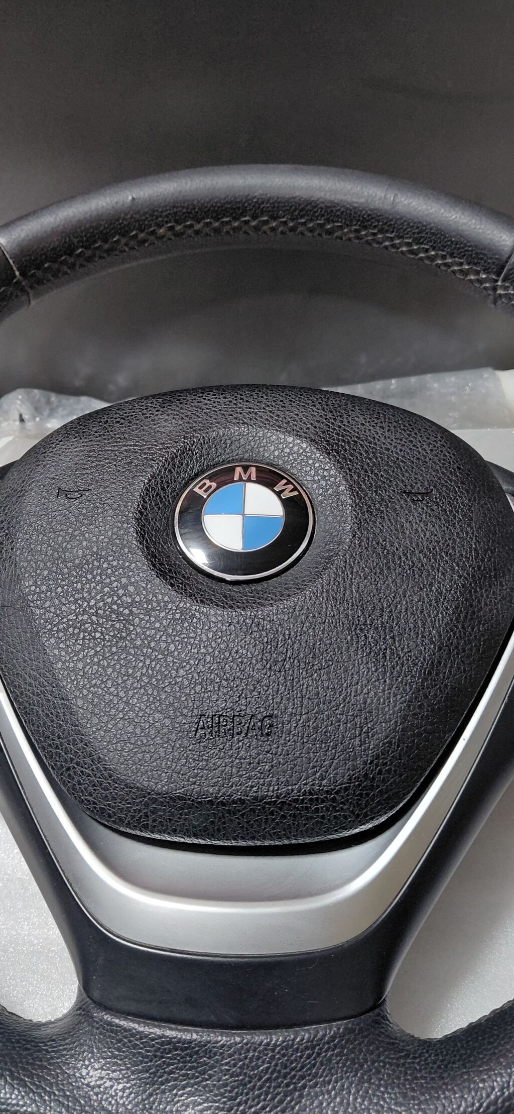 BMW üçün çoxfunksiyalı sükan çarxı. Qara rəngdədir və gümüşü dekor — Təkər idarəetməsi, Bakı (2)