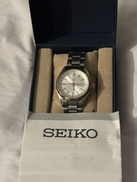 Seiko 5 avtomatik kişi qol saatı - Model xətti: Seiko 5 klassik — 150 ₼ · Xırdalan · Qol saatları Seiko 5 avtomatik kişi qol saatı - Model xətti: Seiko 5 klassik — Xırdalan
