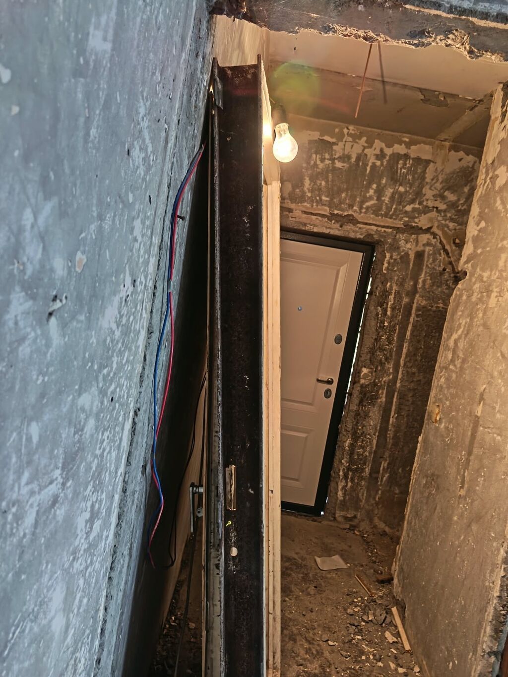 Metal giriş qapısı satılır. Qapı qalın metal konstruksiyaya malikdir — Pəncərələr, qapılar, balkonlar, Bakı (2)