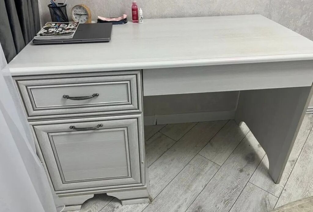 Yataq otağı və ya iş guşəsi üçün uyğun olan mebel dəsti satılır. Dəstə — Ofis mebeli, Bakı (2)