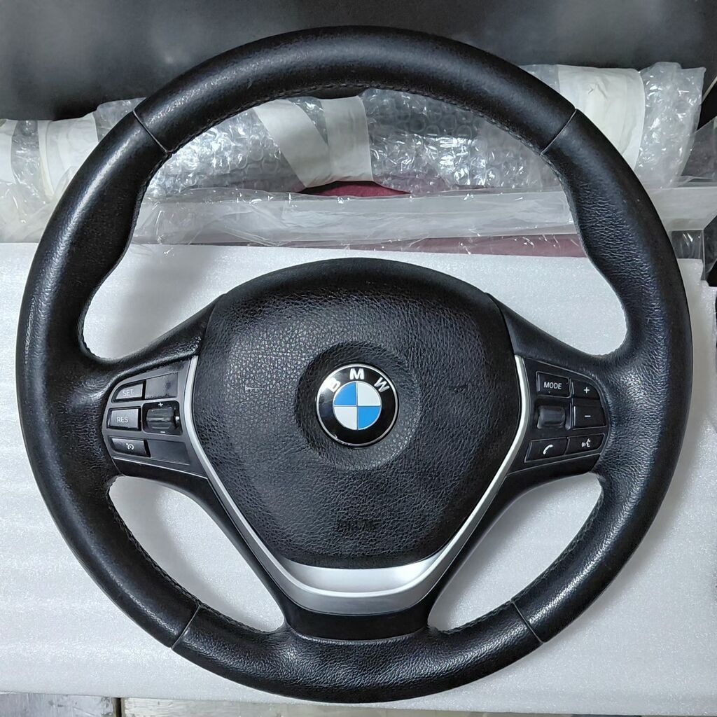 BMW üçün çoxfunksiyalı sükan çarxı. Qara rəngdədir və gümüşü dekor — Təkər idarəetməsi, Bakı