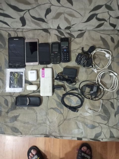 Telefon və aksesuar dəsti Məzmun: - Müxtəlif modellərdən ibarət 5 — Bakı