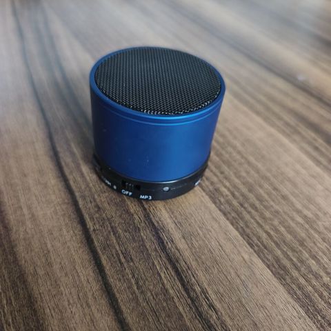 Kompakt portativ mini dinamik - Rəng: mavi gövdə, qara metal torlu — 10 ₼ · Bakı · Dinamiklər və akustik sistemlər Kompakt portativ mini dinamik - Rəng: mavi gövdə, qara metal torlu — Bakı
