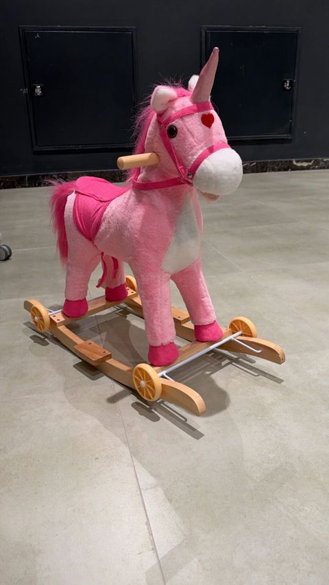 Oyuncaq yelləncək/itələmə unicorn at - Rəng: çəhrayı, ağ detal və — 50 ₼ · Bakı · Yelləmə maşınları Oyuncaq yelləncək/itələmə unicorn at - Rəng: çəhrayı, ağ detal və — Bakı