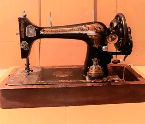 Şəhsi kolleksiyadan antik tikiş maşını Qosşveymaşına "Госшвеймашина" — Bakı