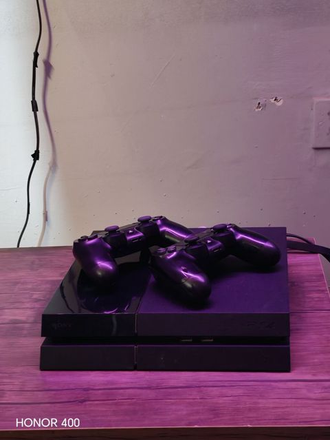 Sony PlayStation 4 (PS4) oyun konsolu içində oyunlarla birgə praşivka — Digah