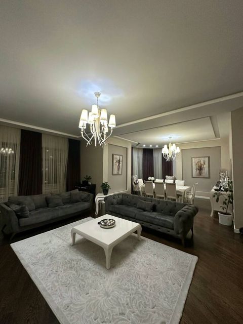 Satılır 5 otaqlı yeni tikili 200 m² — Bakı