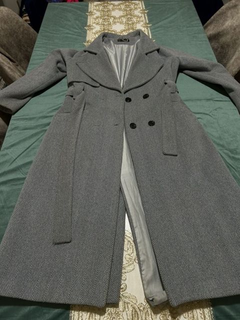 Qadın uzun palto - Rəng: boz - Naxış: balıqqulağı (herringbone) — 30 ₼ · Digah · Palto Qadın uzun palto - Rəng: boz - Naxış: balıqqulağı (herringbone) — Digah