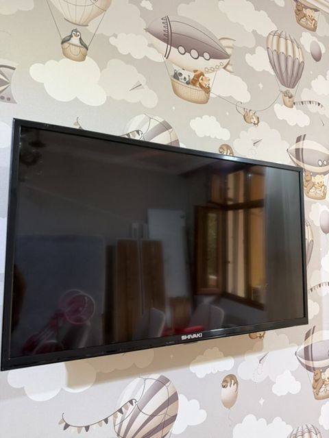 Shıvakı LED televizor - Ekran ölçüsü: təxminən 32–40 düym (divara — Xırdalan