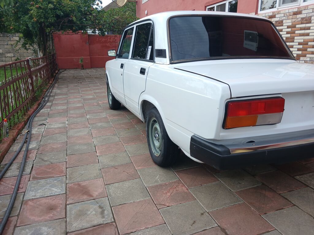 VAZ 2107, ağ rəng, sedan kuzov. Klassik arxa ötürücülü platforma və — Avtomobillər, Masallı