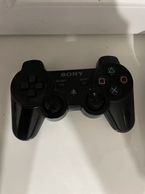 Sony PlayStation DualShock 3 gamepad - Rəng: qara - Üstündə “Sony” — Digah