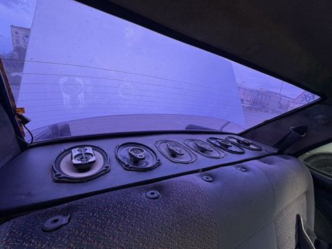 Avtomobil üçün arxa rəfdə quraşdırılan çoxlu dinamik dəsti. Vezyet — Saray