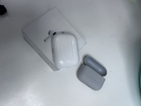Airpods pro 3 noqte cizigsiz resmi magazadan alinib beyenilmeyib geri — 249 ₼ · Bakı · Qulaqcıqlar Airpods pro 3 noqte cizigsiz resmi magazadan alinib beyenilmeyib geri — Bakı