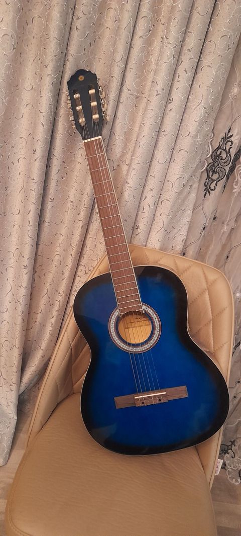 Mavi klassik gitara - Korpus: tam ölçülü klassik (nylon simlər üçün) — 230 ₼ · Bakı · Gitarlar və digər simli alətlər Mavi klassik gitara - Korpus: tam ölçülü klassik (nylon simlər üçün) — Bakı