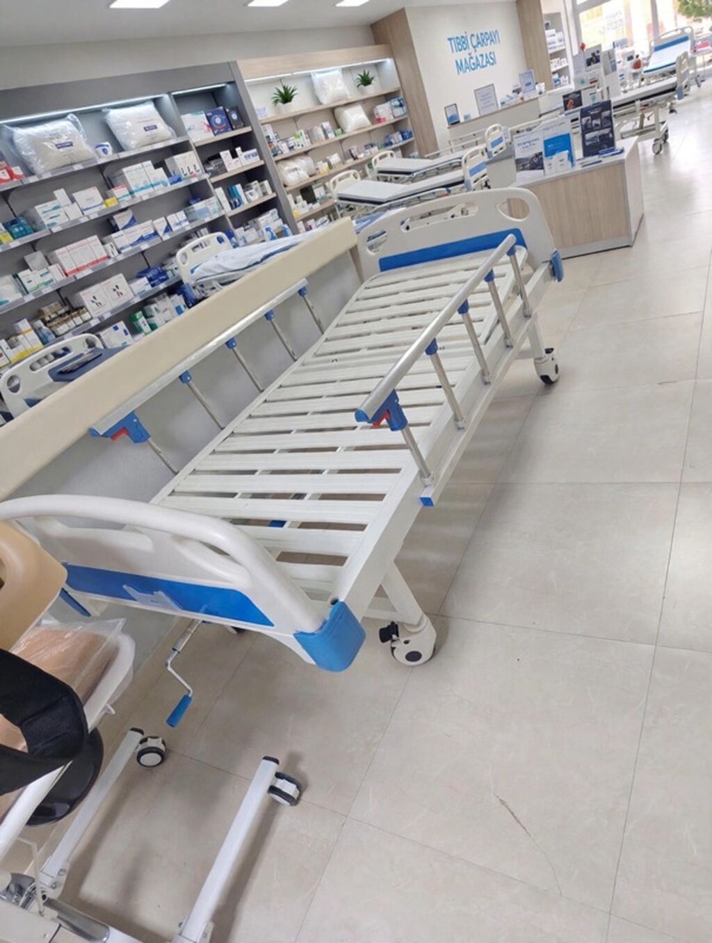 İki funksiyalı tibbi çarpayı - Mexaniki idarəetmə: Ayaq tərəfində — Mebel, Digah (2)