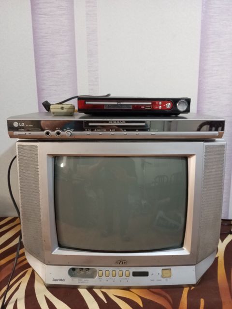 Retro TV və media oxuducu dəsti - Televizor: JVC “Super Multi” CRT — Yusif