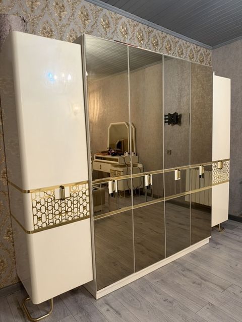 Geniş güzgülü qarderob şkafı - Dizayn: krem rəngli korpus, ön hissədə — 2 300 ₼ · Bakı · Şkaflar Geniş güzgülü qarderob şkafı - Dizayn: krem rəngli korpus, ön hissədə — Bakı