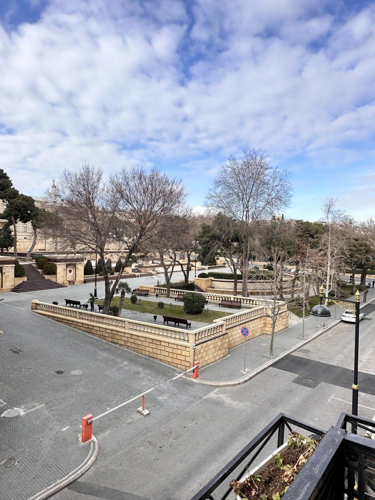 Satılır 4 otaqlı köhnə tikili 130 m² — Mənzil, Bakı