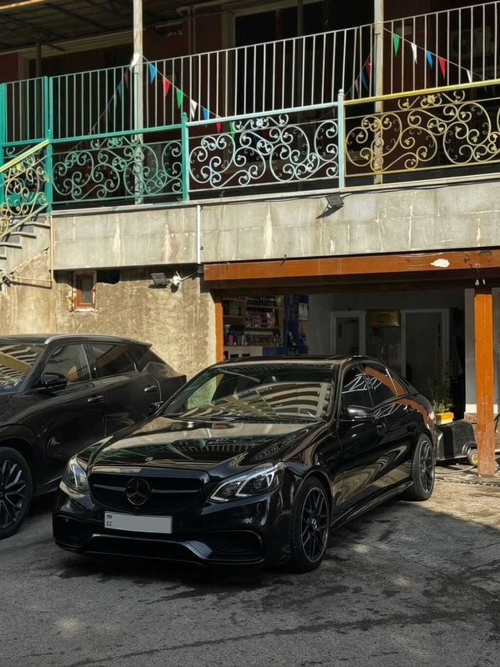Mercedes-Benz E‑Class sedan – AMG paketli, qara rəngdə. Əsas — Avtomobillər, Bakı (5)
