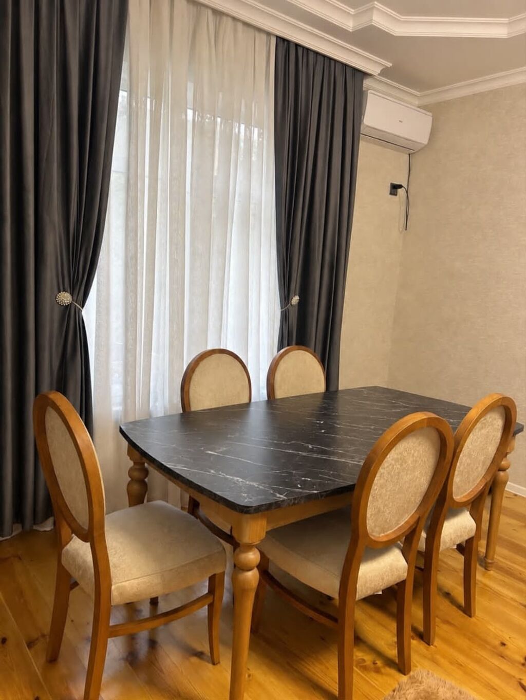 Masa,desti 6 stulla 400₼ satilir .Masa acilib bukulur .Unvan Nesimi — Masalar və stullar, Digah