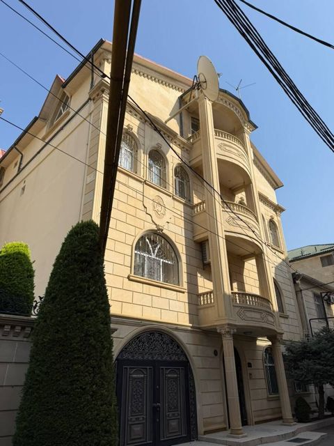 Satılır 13 otaqlı həyət evi/bağ evi 900 m² — Bakı