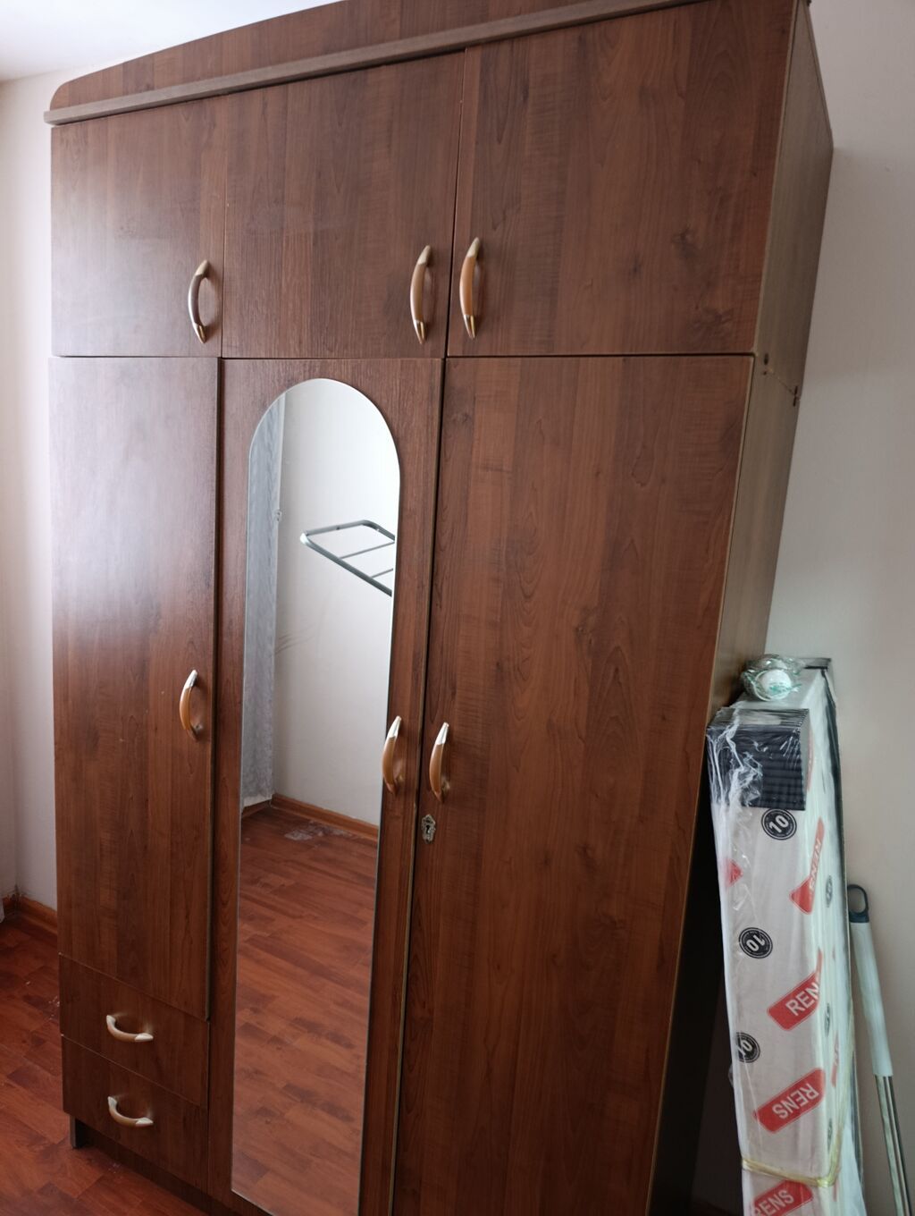 İşlənmiş, 3 qapılı, Güzgülü, Qəhvəyi, Taxta, Açılan, Düz dolab — Şkaflar, Bakı