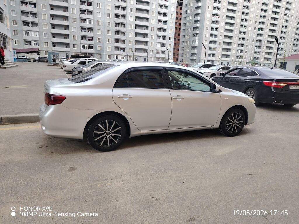 Toyota Corolla sedan - Kuzov: gümüşü rəng, 4 qapı - Nömrə: 77-HF-471 — Avtomobillər, Saray (4)